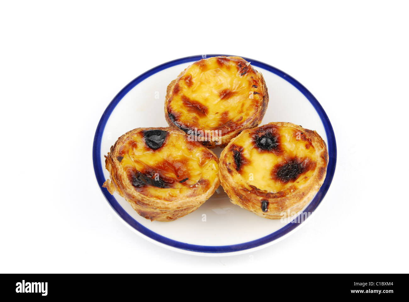 Deliziosi Pasteis de nata, pastoso tipico da Lisbona - Portogallo (isolato su sfondo bianco) Foto Stock