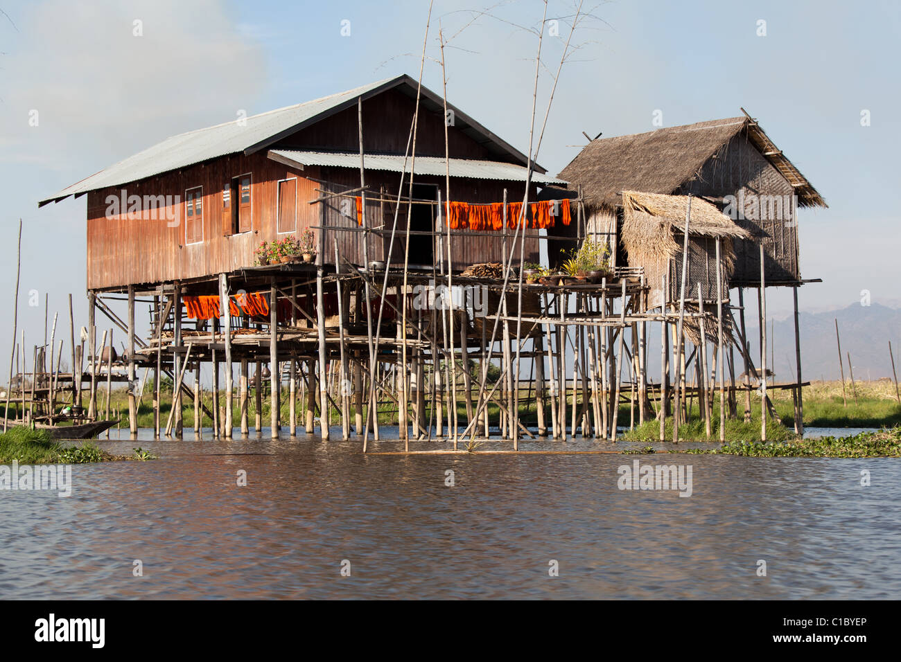 Casa di villaggio sul Lago Inle permanente sulla stilt e fatto da bambù e foglie di palma è accessibile solo tramite una piccola imbarcazione. Foto Stock