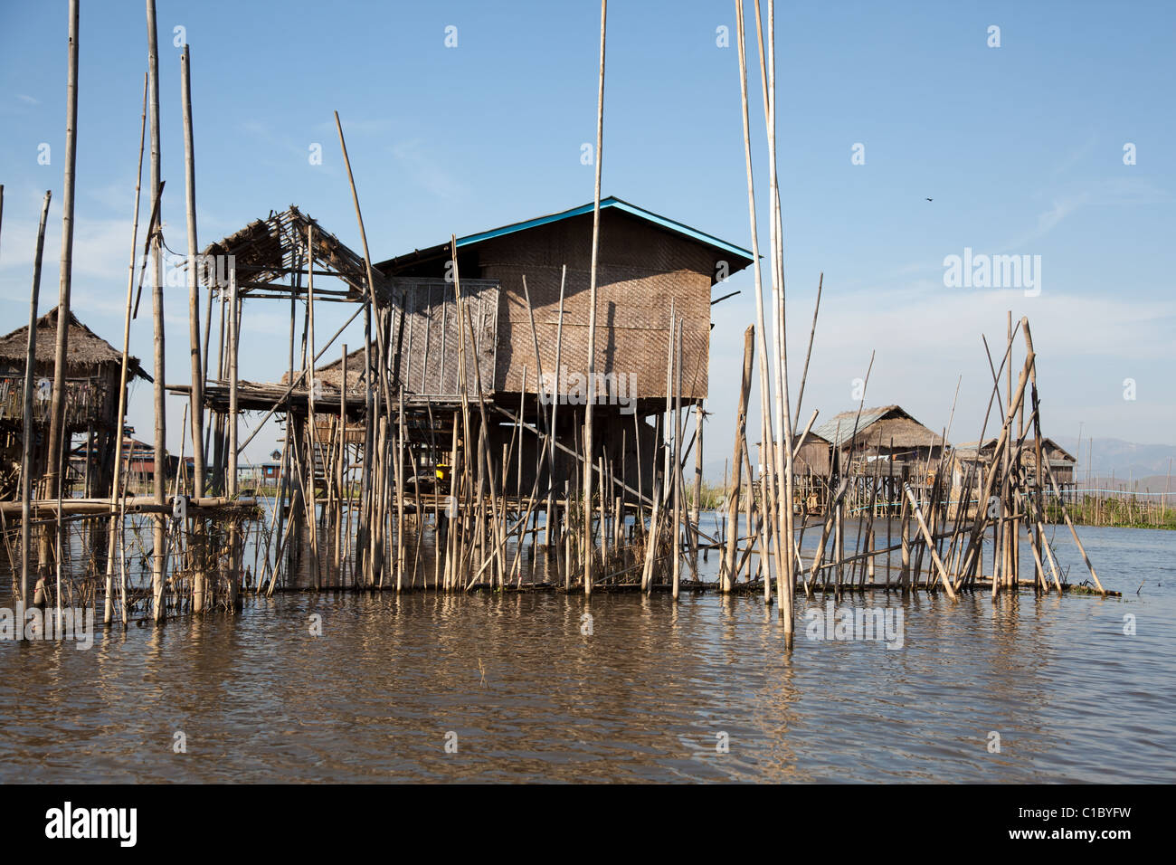 Casa di villaggio sul Lago Inle permanente sulla stilt e fatto da bambù e foglie di palma è accessibile solo tramite una piccola imbarcazione. Foto Stock