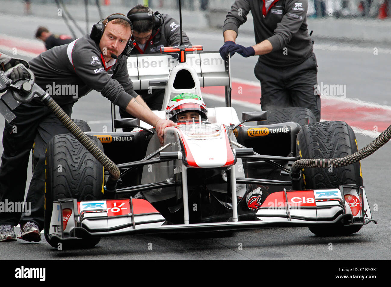 La Sauber Formula One racing driver Sergio Perez in pit lane a Montmelo Circuit Barcelona, Spagna 2011 Foto Stock