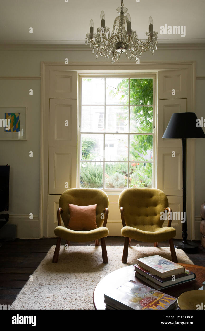 1840s Londra Victorian terrazza decorata con vintage e mobili antichi in uno stile contemporaneo. Foto Stock