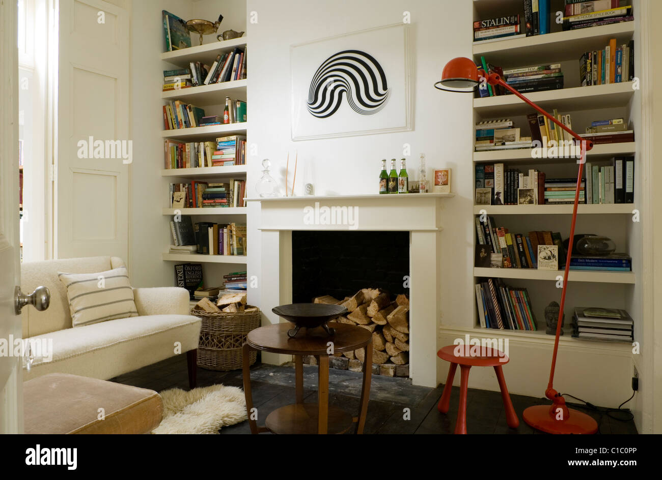 1840s Londra Victorian terrazza decorata con vintage e mobili antichi in uno stile contemporaneo. Foto Stock