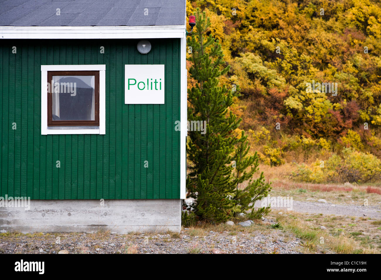 La stazione di polizia locale circondato da colori autunnali, Narsarsuaq, Groenlandia meridionale Foto Stock