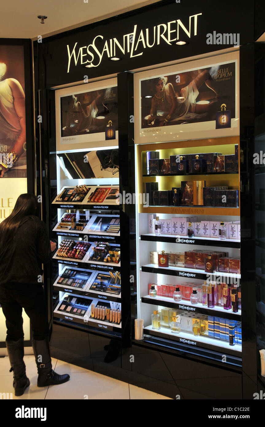 Negozio duty free al terminal 2 Aeroporto di Roissy Francia Foto Stock