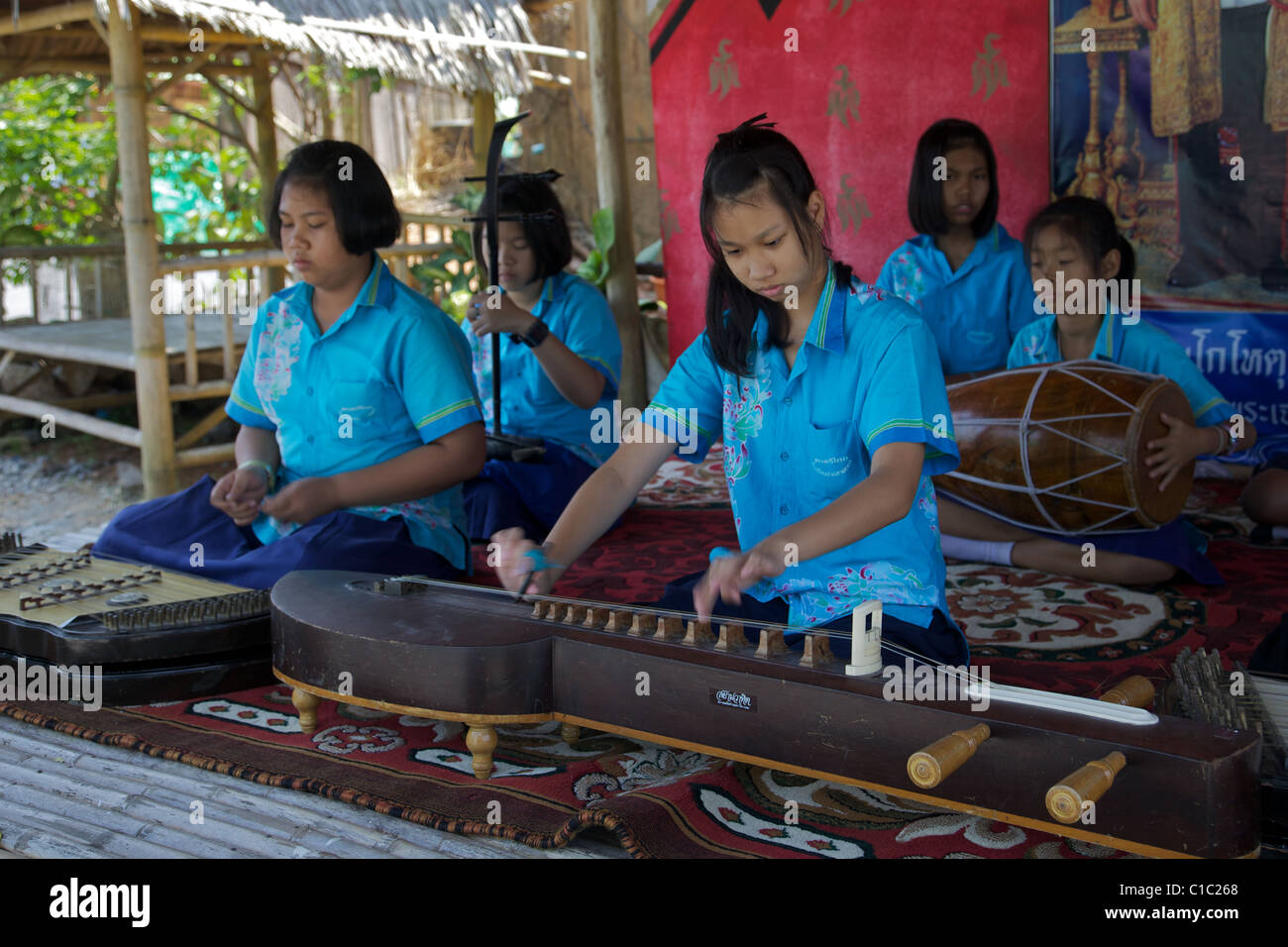 Una banda di scuola con strumenti tradizionali, Phuket , della Thailandia Foto Stock