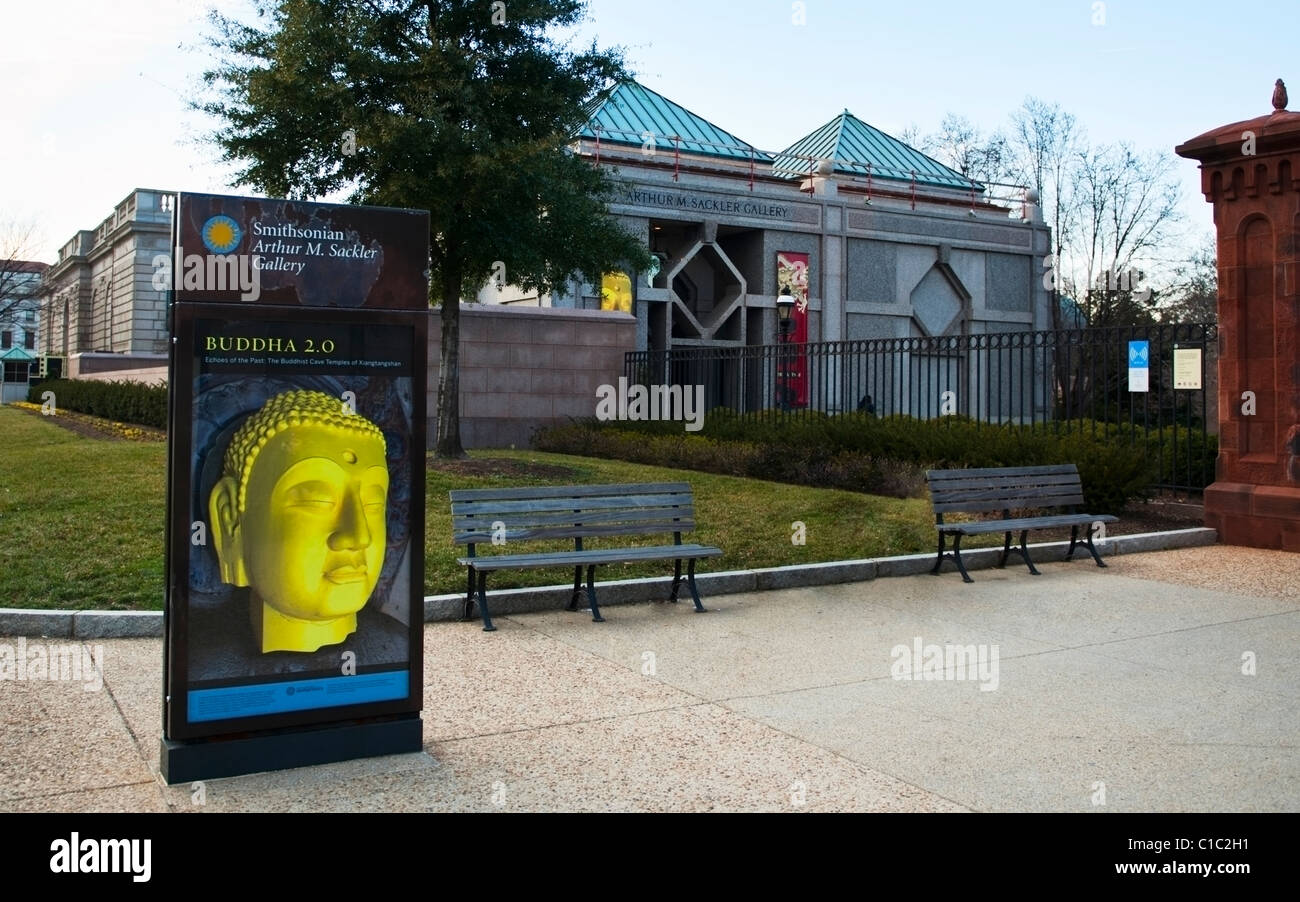 Washington DC, lo Smithsonian Arthur M. Sackler Galleria e Museo con un segno di fronte mostra una immagine del Buddha art. Foto Stock