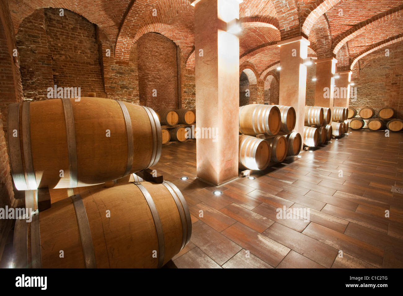 Gancia vino della metropolitana Duomo a Canelli, denominato botti barriques di legno di quercia e, Asti, Piemonte, Italia Foto Stock