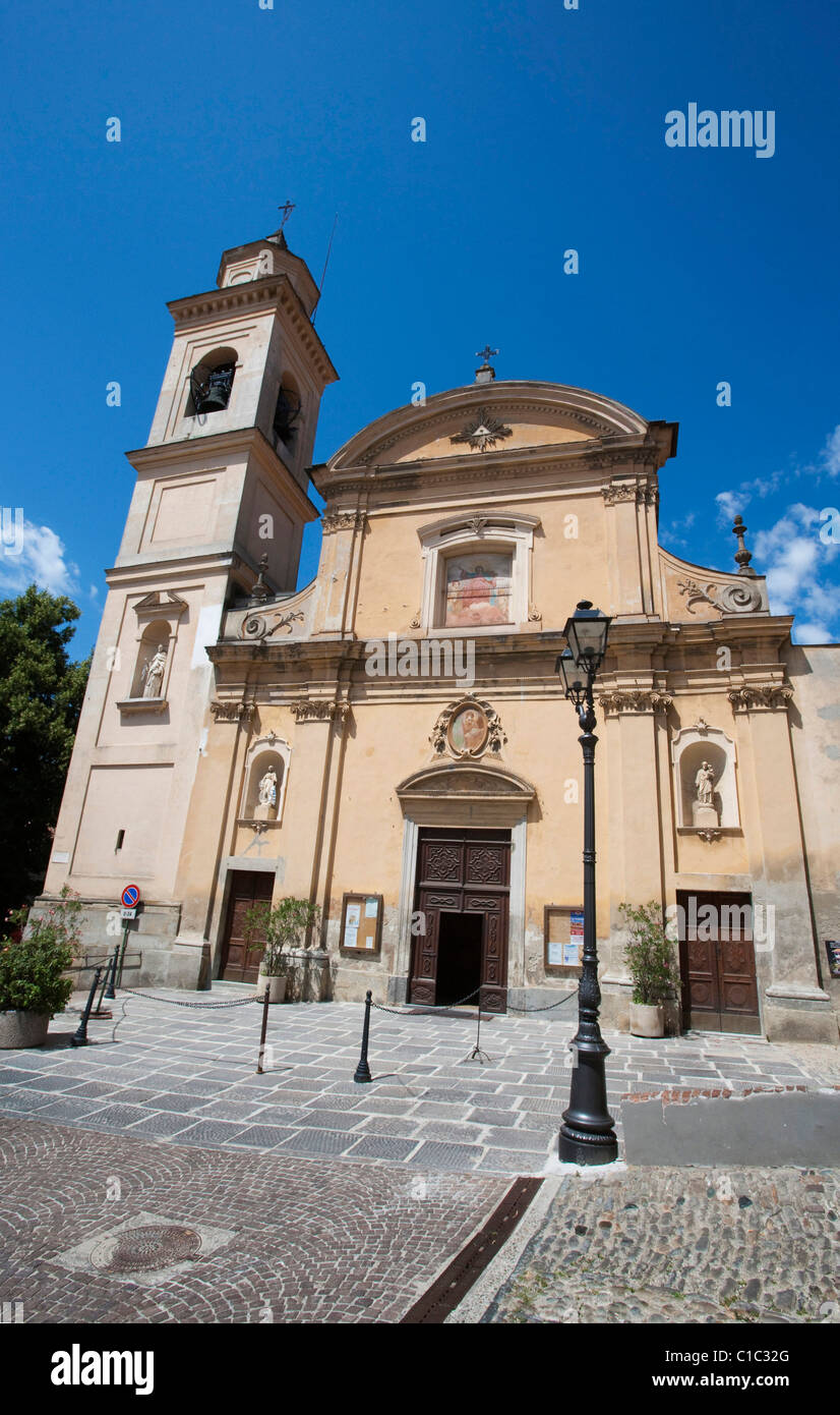 San Tommaso piazza e la chiesa parrocchiale di lo stesso nome a Canelli, Asti, Piemonte, Italia, Europa Foto Stock