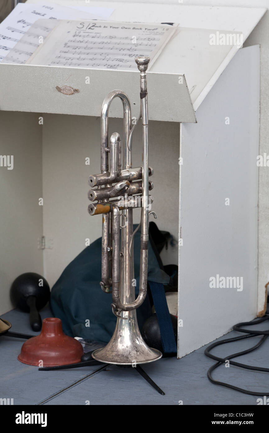 Tromba dietro il music stand prima di una performance Foto Stock