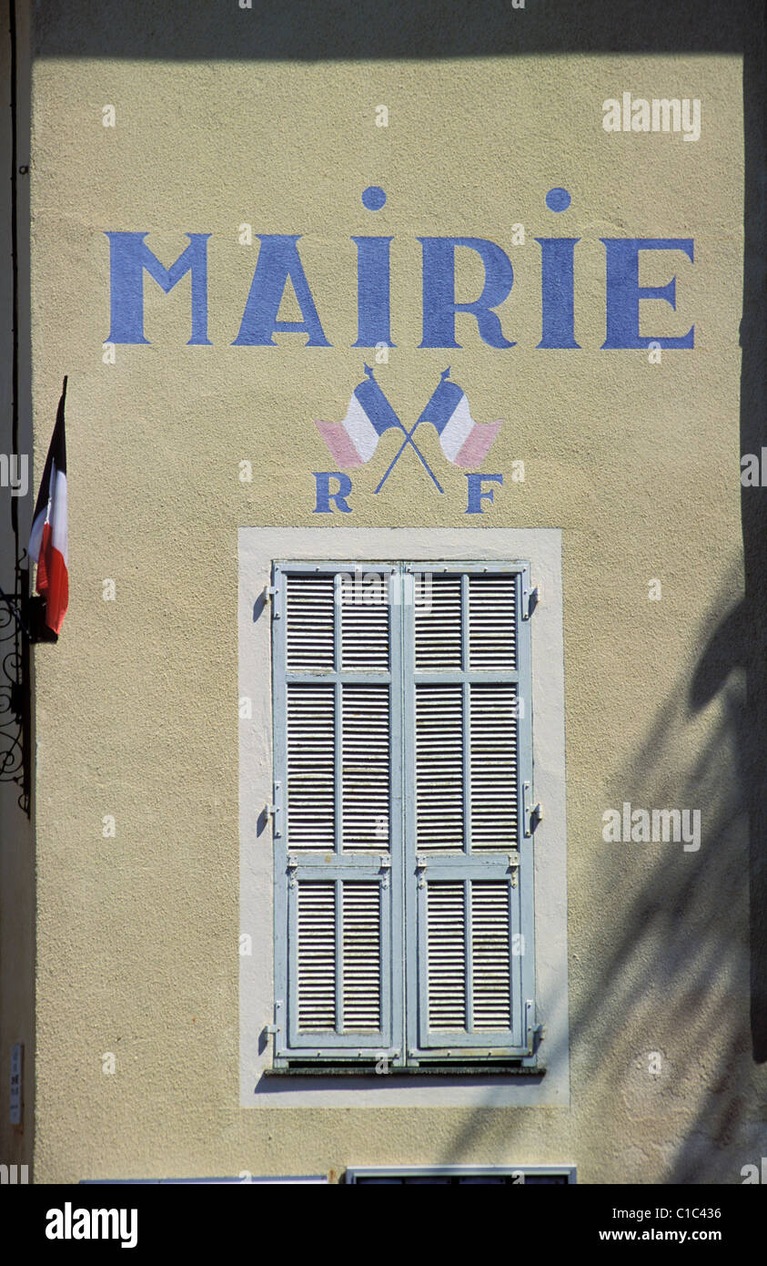 Francia, Alpes Maritimes, valle del Roya (entroterra di Nizza), il Municipio del borgo arroccato di Saorge Foto Stock