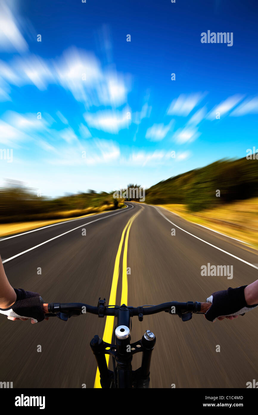 Ciclista ad alta velocità con vista sulla strada Foto Stock Ciclista ad alta velocità con vista sulla strada Foto Stock