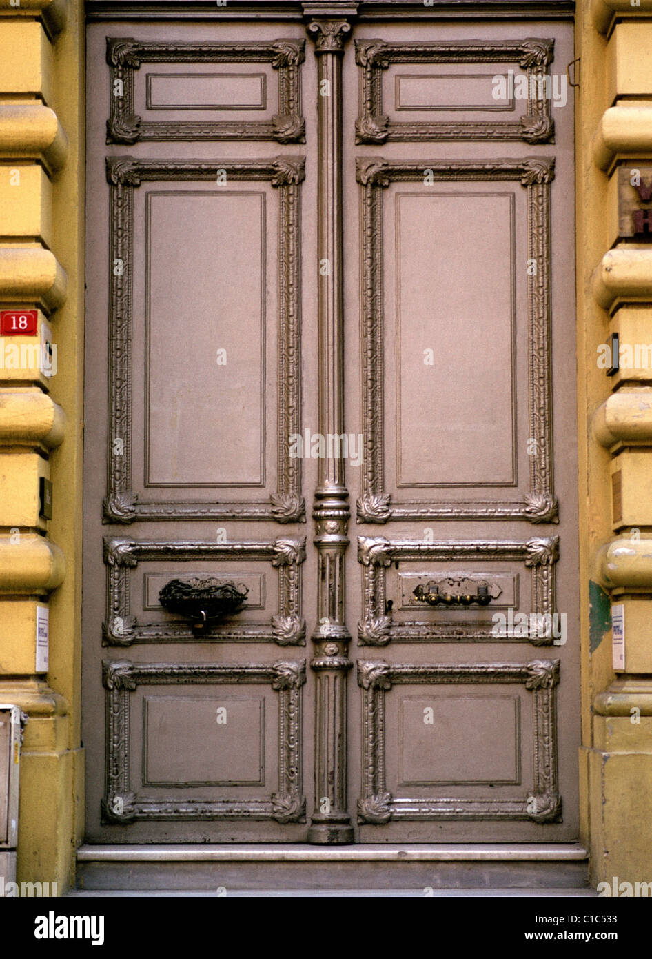 Porta a Beyoglu a Istanbul in Turchia in Medio Oriente Asia. Doorway House Housing architettura forte chiuso Storia tradizionale Viaggi Foto Stock