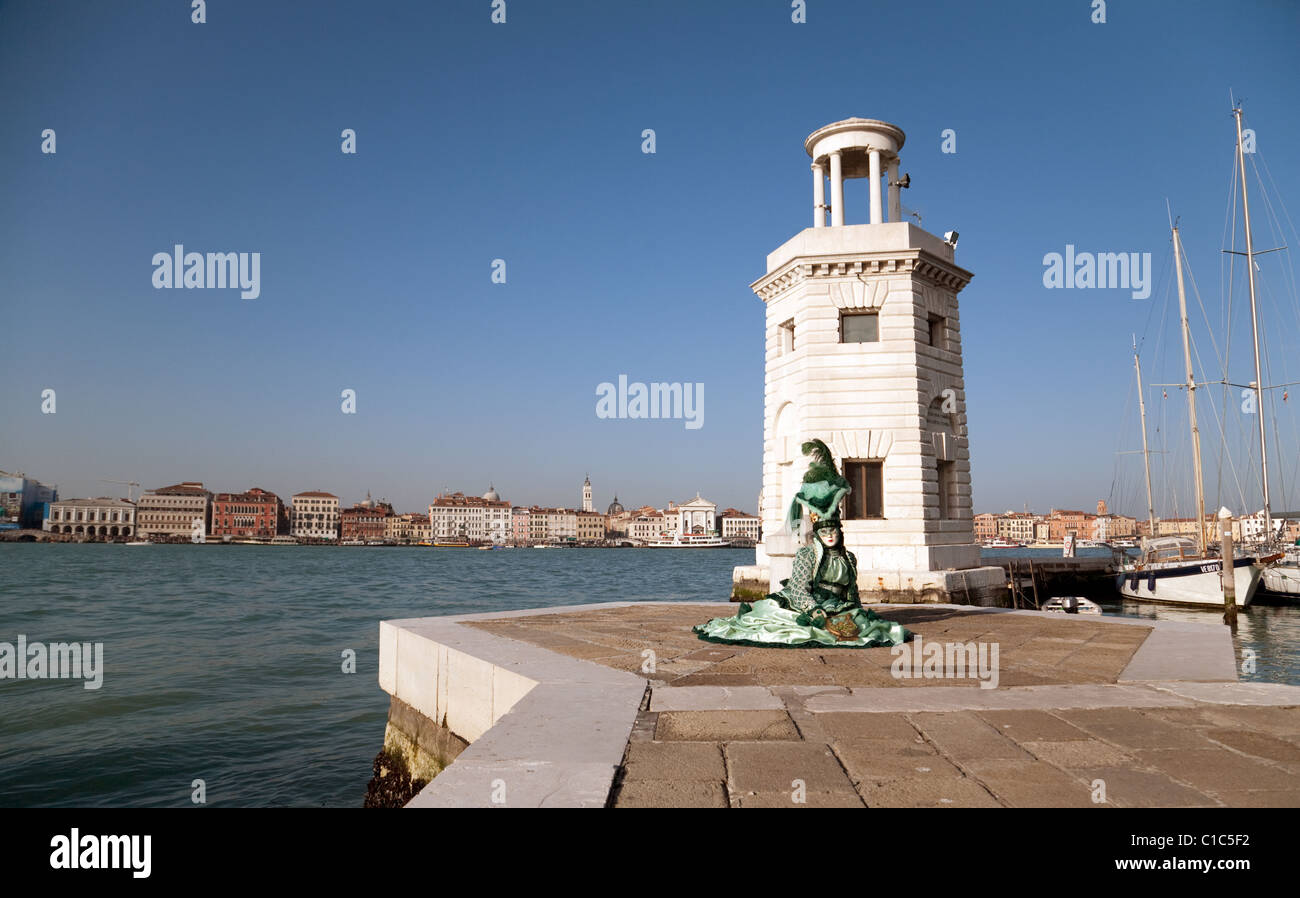 Un modello in costume che pongono dal canal grande, il Carnevale di Venezia, Venezia, Italia Foto Stock