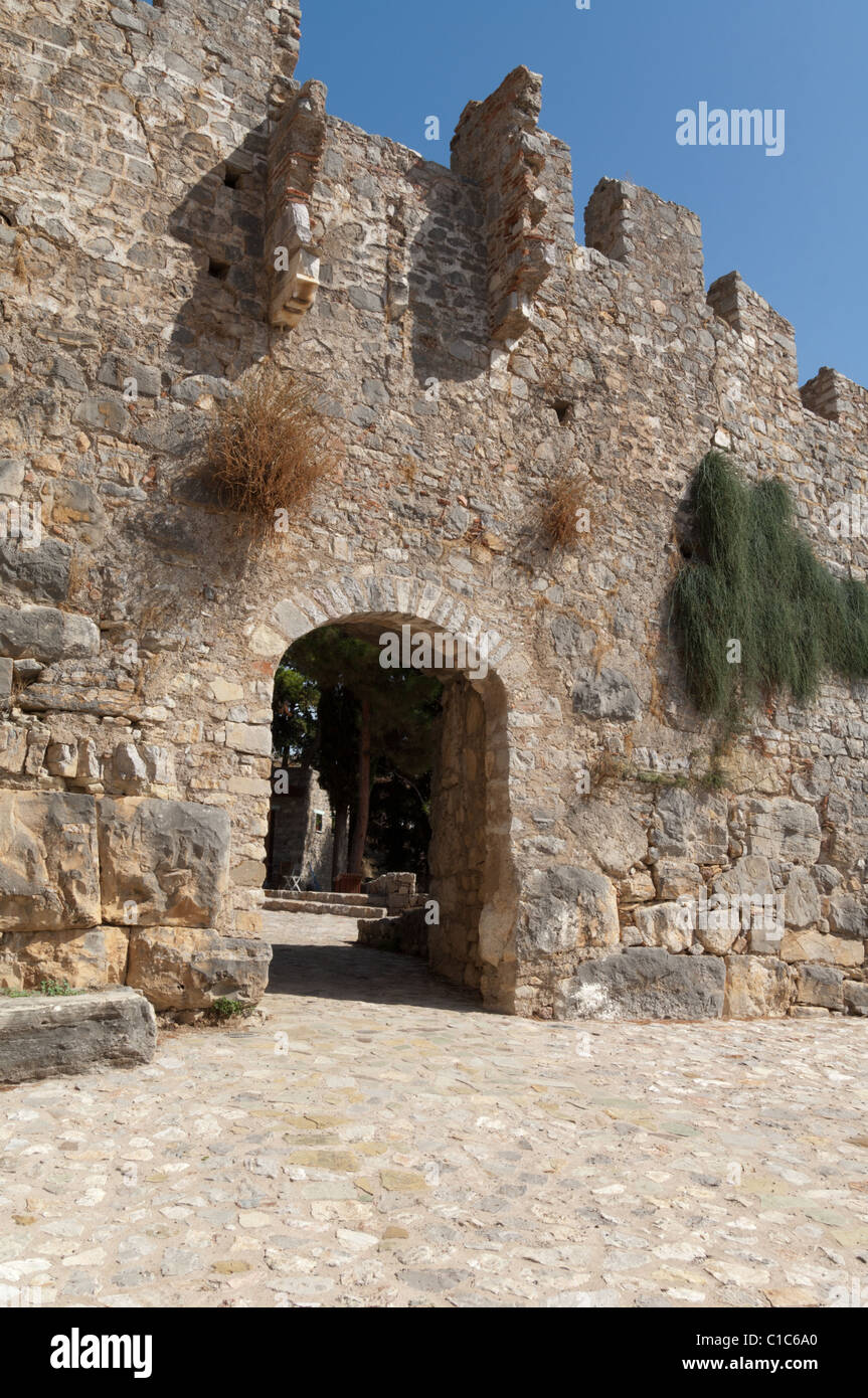 Ingresso al castello sul monte in Nafaktos, Grecia. Foto Stock