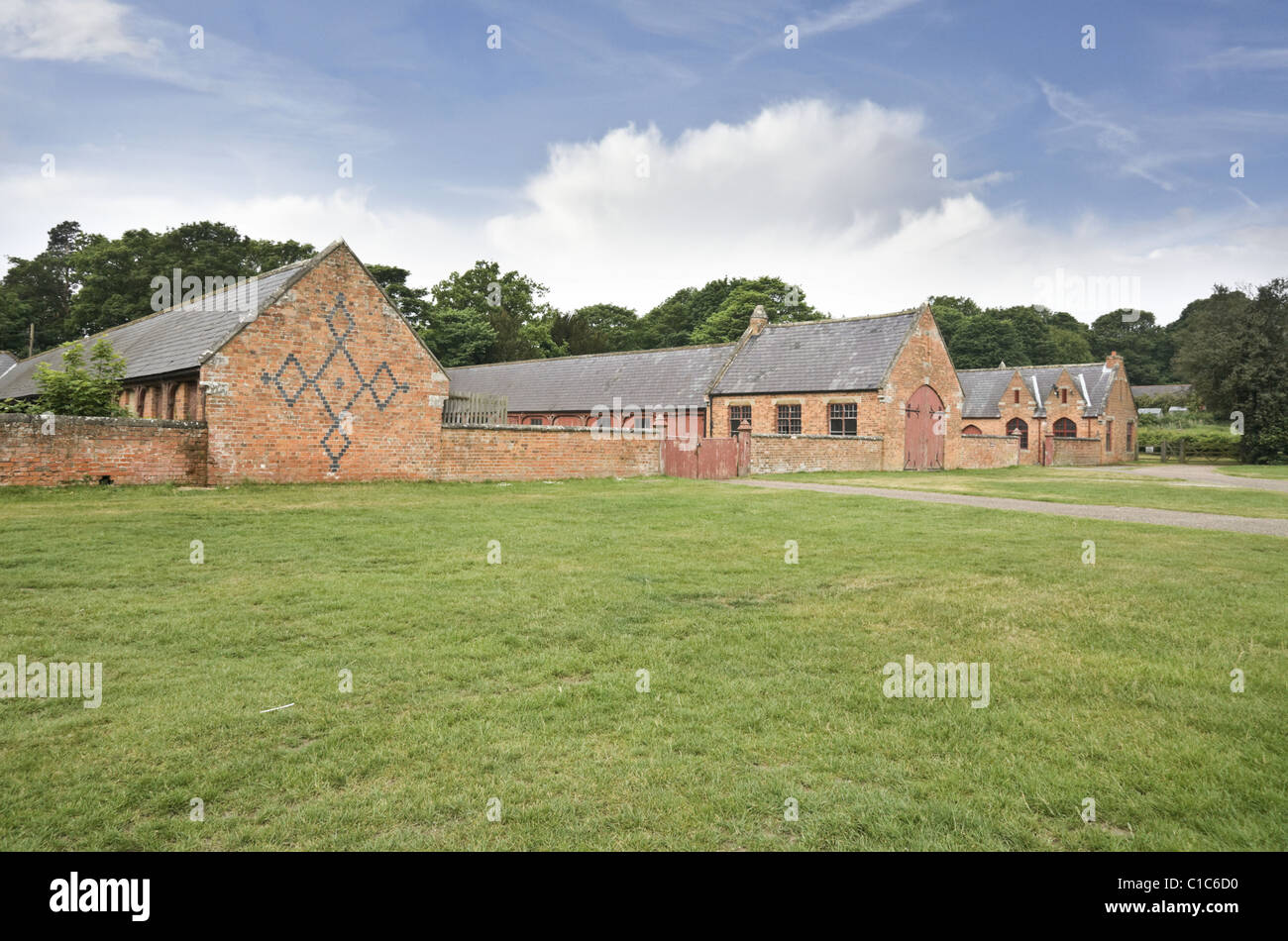 Vecchia fattoria edifici presso Hardwick Village, Nottinghamshire. Mattoni decorativi su visibile sul timpano più vicina estremità. Foto Stock