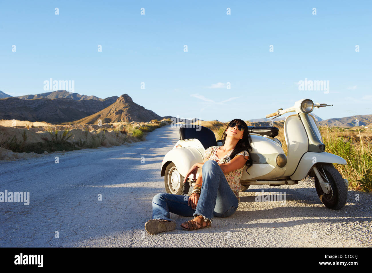 Donna appoggiata sulla moto e sidecar Foto Stock