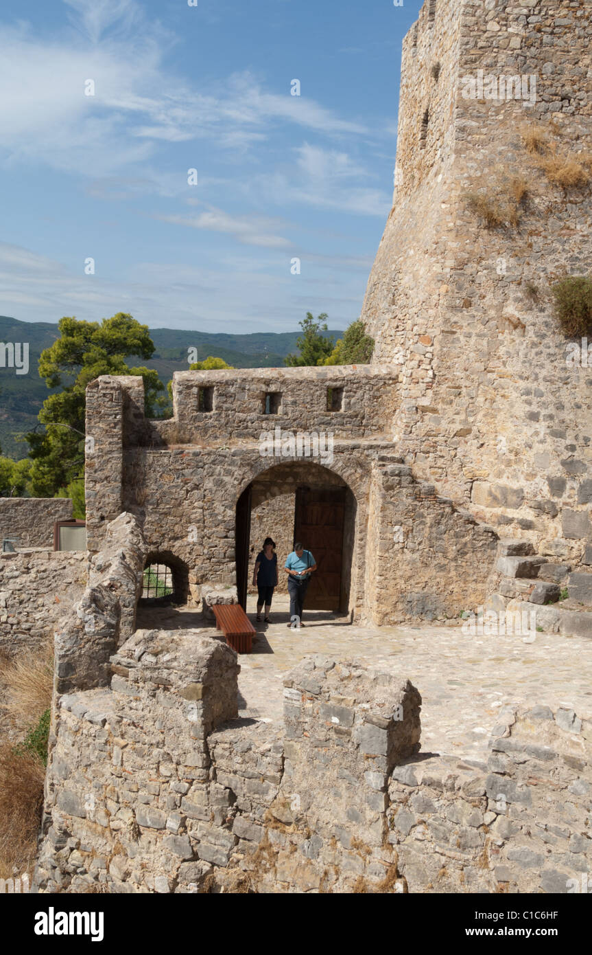 Vista dell'ingresso del castello da dentro la fortificazione. Foto Stock