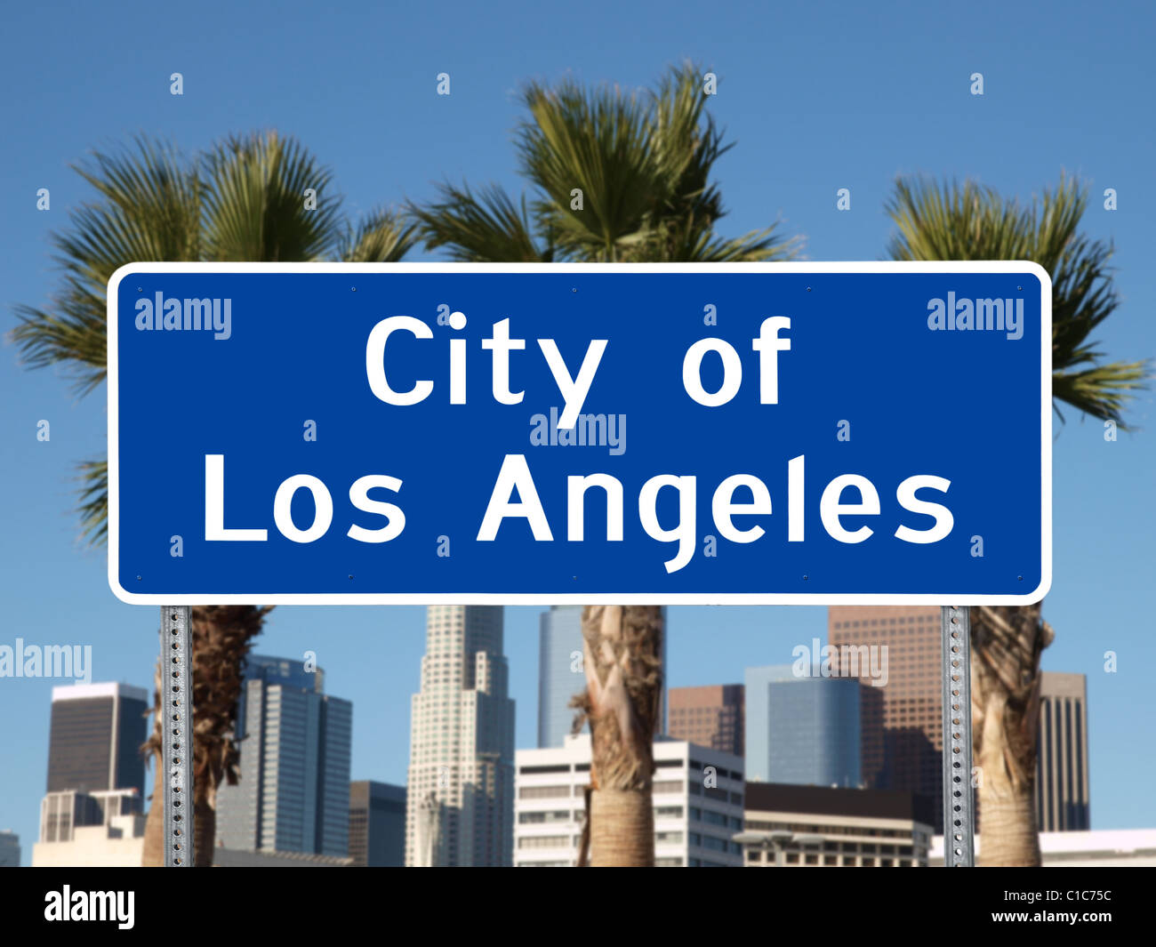 Los Angeles city segno limite con torri e palme. Foto Stock