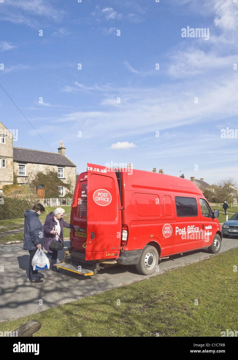 Il montante mobile Office su uno dei suoi due volte visite settimanali a Bellerby nel North Yorkshire. Il furgone soggiorni per una ora per ogni visita. Foto Stock