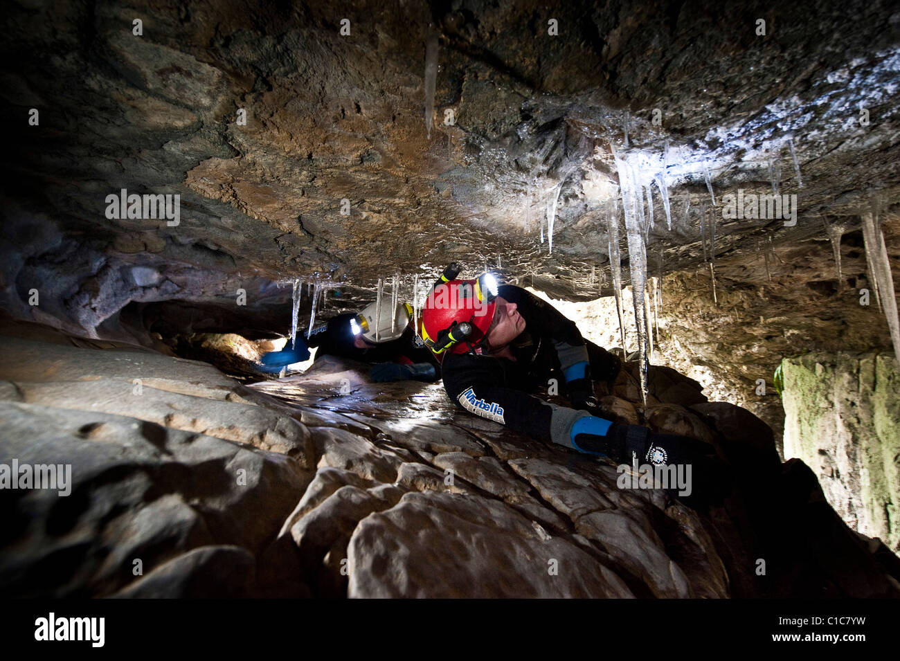 Potholing in grotte vicino a Ingleborough Foto Stock