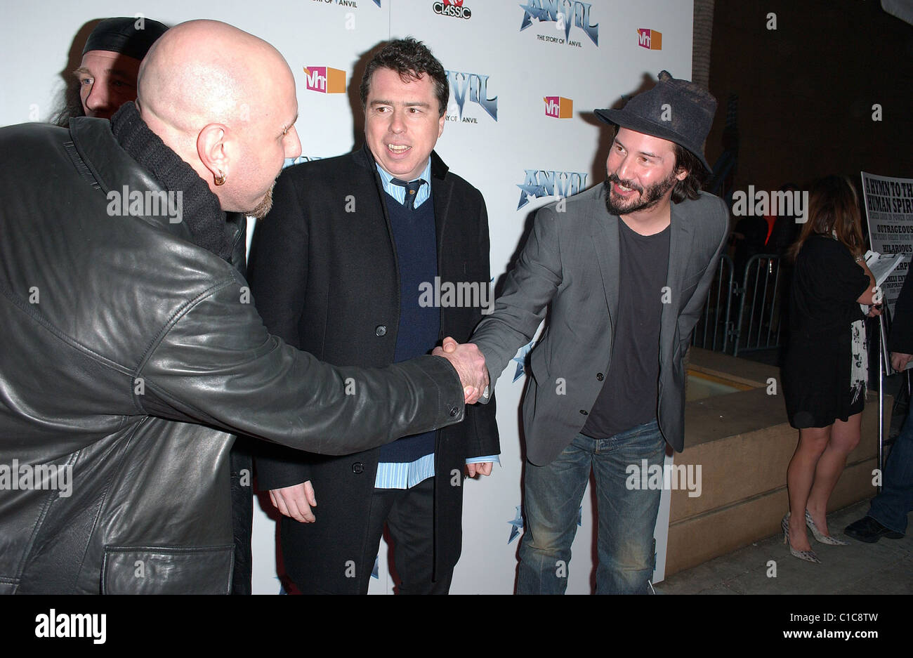 Keanu Reeves e direttore Sacha Gervasi (centro) Los Angeles Premiere "incudine!La storia dell'Incudine" presso il teatro egiziano Foto Stock