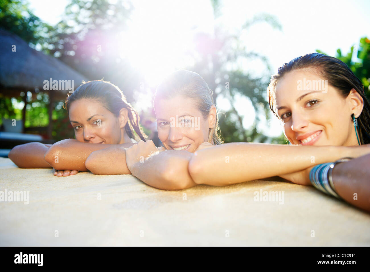Ragazze rilassante in piscina Foto Stock