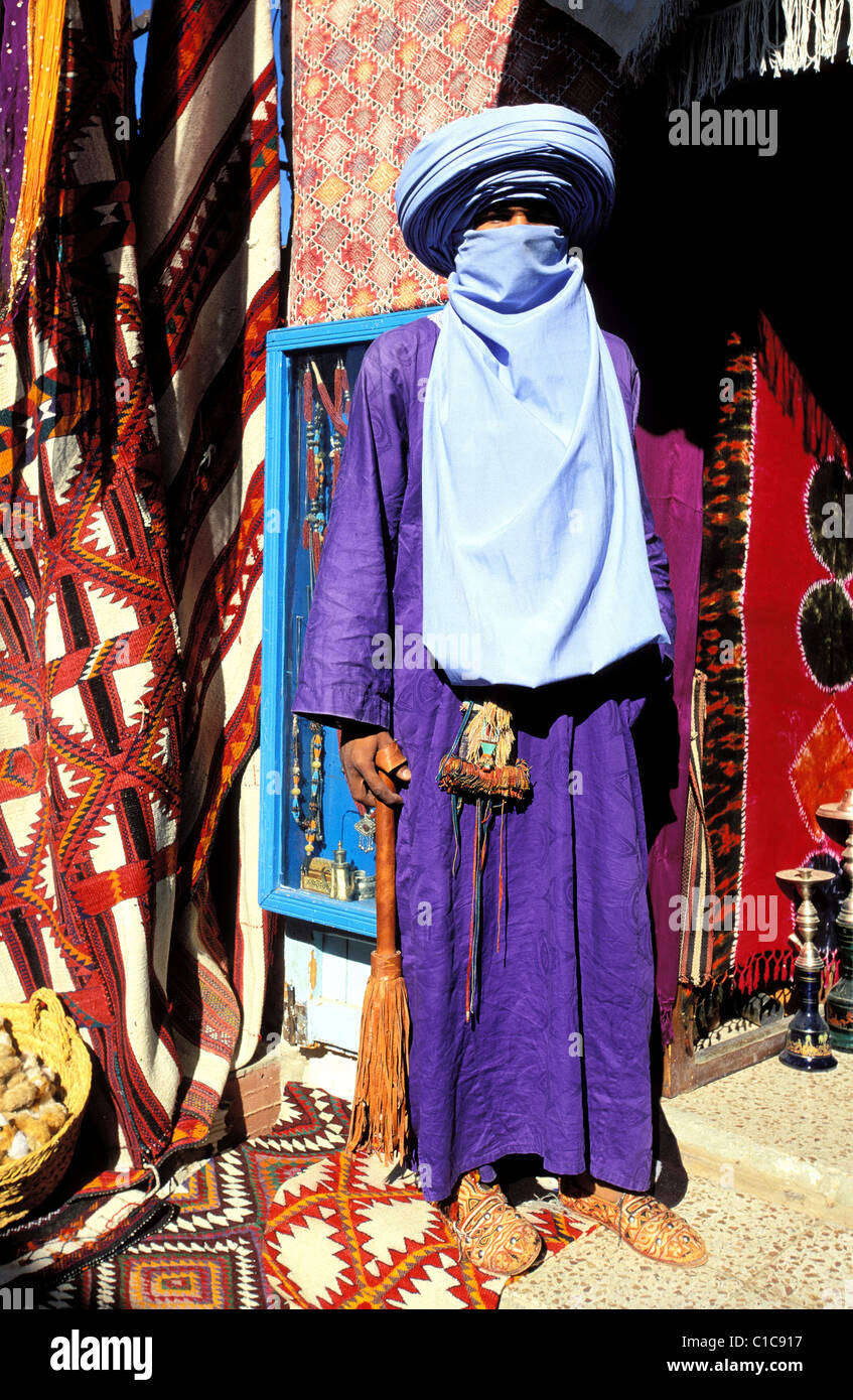 Tunisia Tunisia meridionale, Douz, tuareg davanti al suo negozio Foto Stock