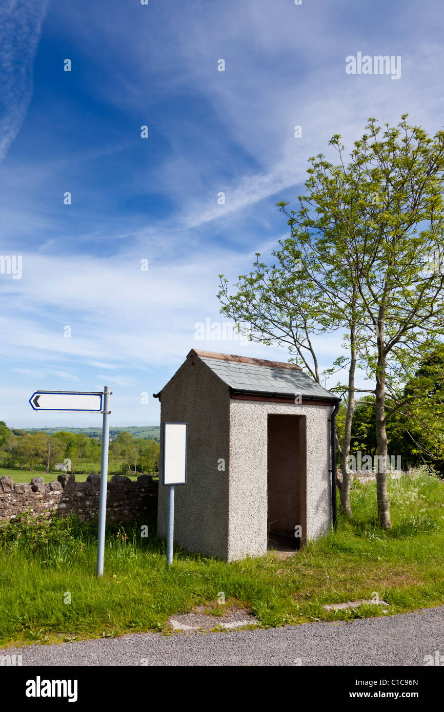 Piccolo mondo rurale fermata bus e rifugio con segni di vuoto, England Regno Unito Foto Stock