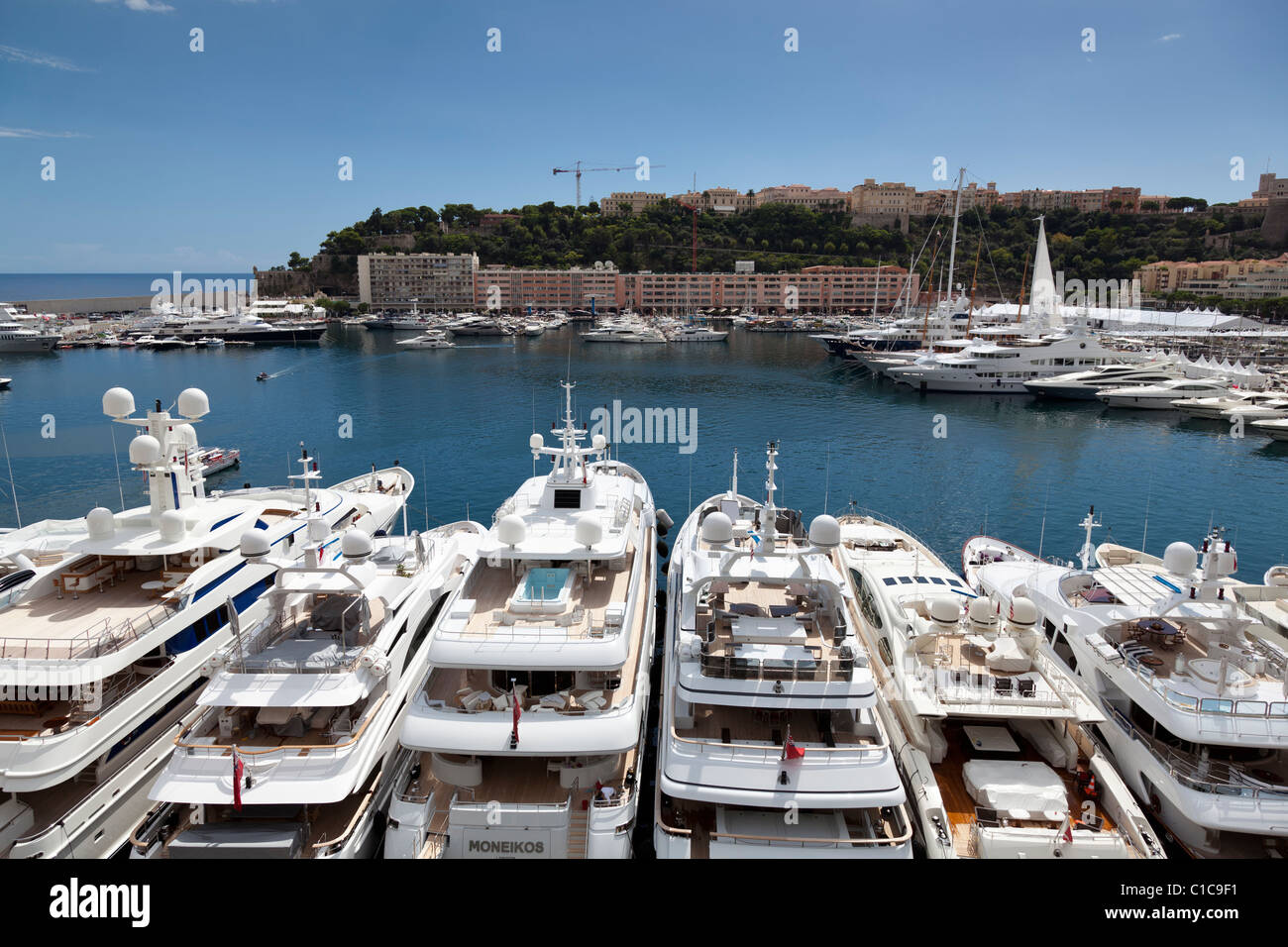 Visualizza in basso su una fila di ormeggiate imbarcazioni di grandi dimensioni e di fronte al porto Ercole nel Principato di Monaco. Foto Stock