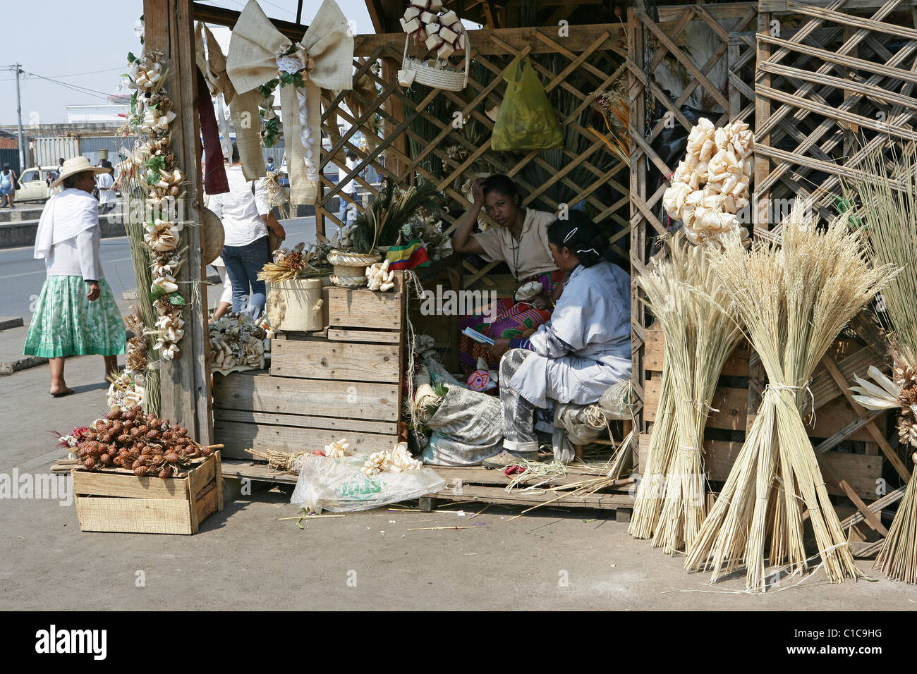 Decorative composizioni floreali con nastri, fiocchi di riso e in un mercato in stallo in Antananarivo, capitale del Madagascar Foto Stock