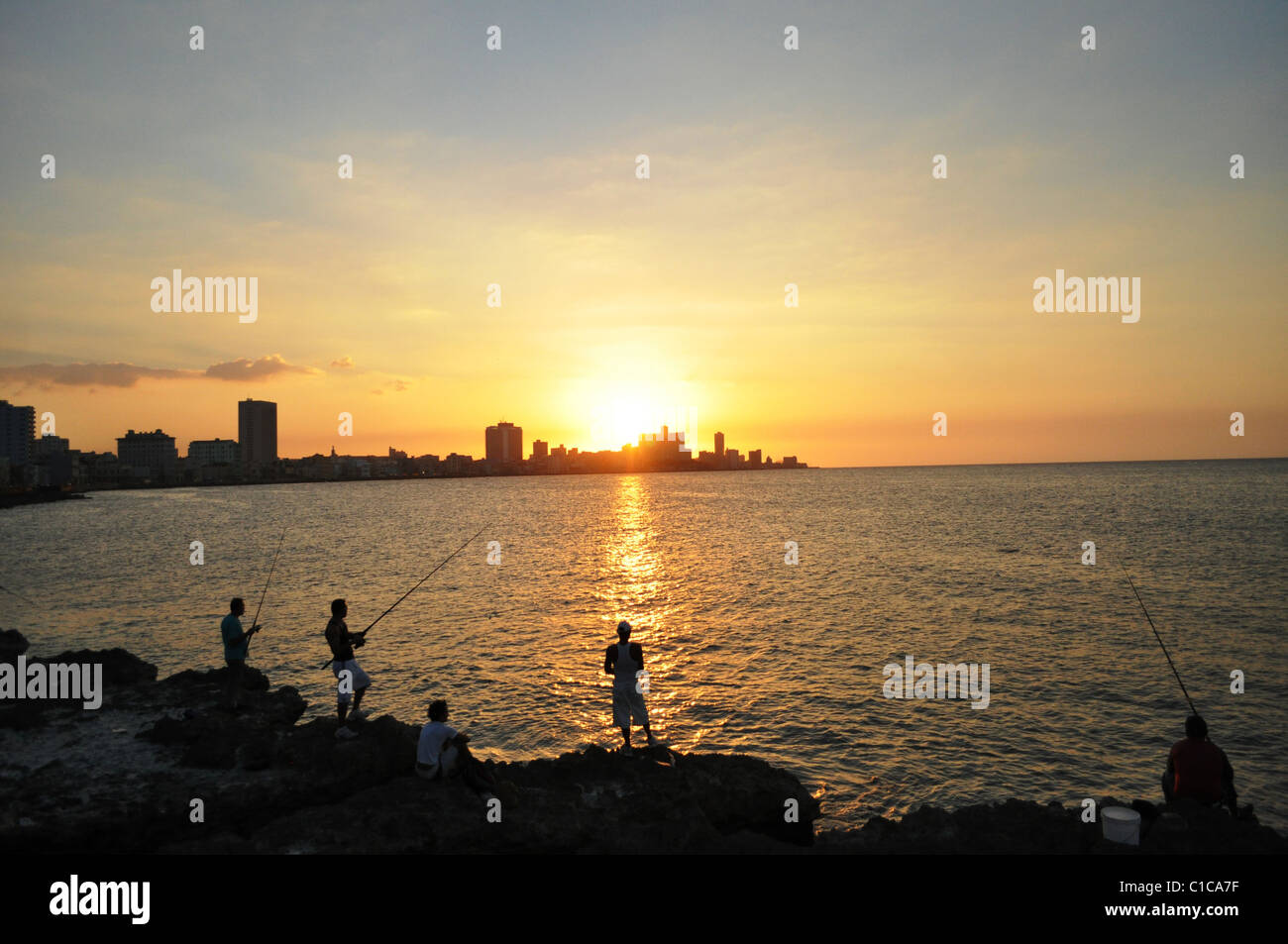 Pesca sul Malecòn, La Habana, Cuba Foto Stock