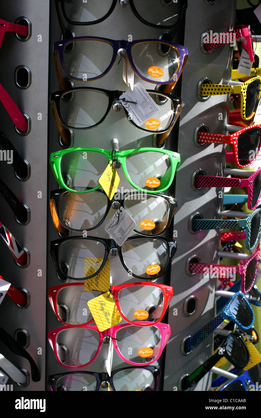 Occhiali da sole sul display al di fuori di un negozio di souvenir Foto Stock