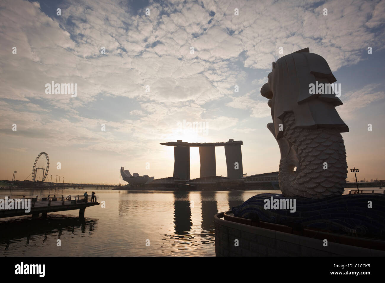 La statua Merlion e Marina Bay Sands profilarsi all'alba. Il Marina Bay, Singapore Foto Stock