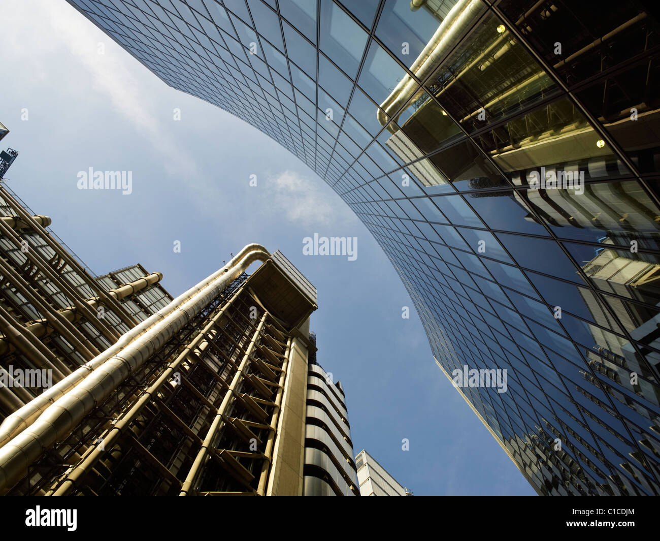 Lloyd s di Londra Edificio, Richard Rogers 1986, riflesso nel vetro curvo di Norman Foster 2008 28 piani edificio Willis Foto Stock