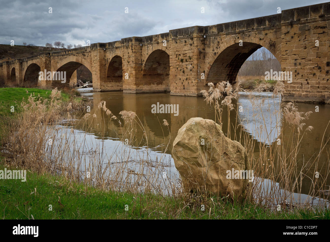 Ponte medievale, il fiume Ebro, San Vicente de la Sonsierra Foto Stock