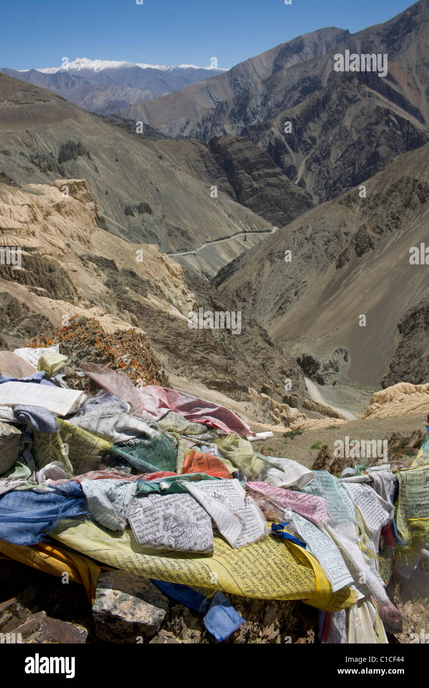 Bandiere di preghiera sulla nuova strada alta della Srinagar-Leh autostrada, Vicino Lamayuru, (Ladakh) Jammu e Kashmir India Foto Stock