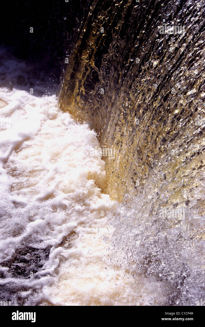 Acqua di stagno sempre suona bene nel canale Foto Stock