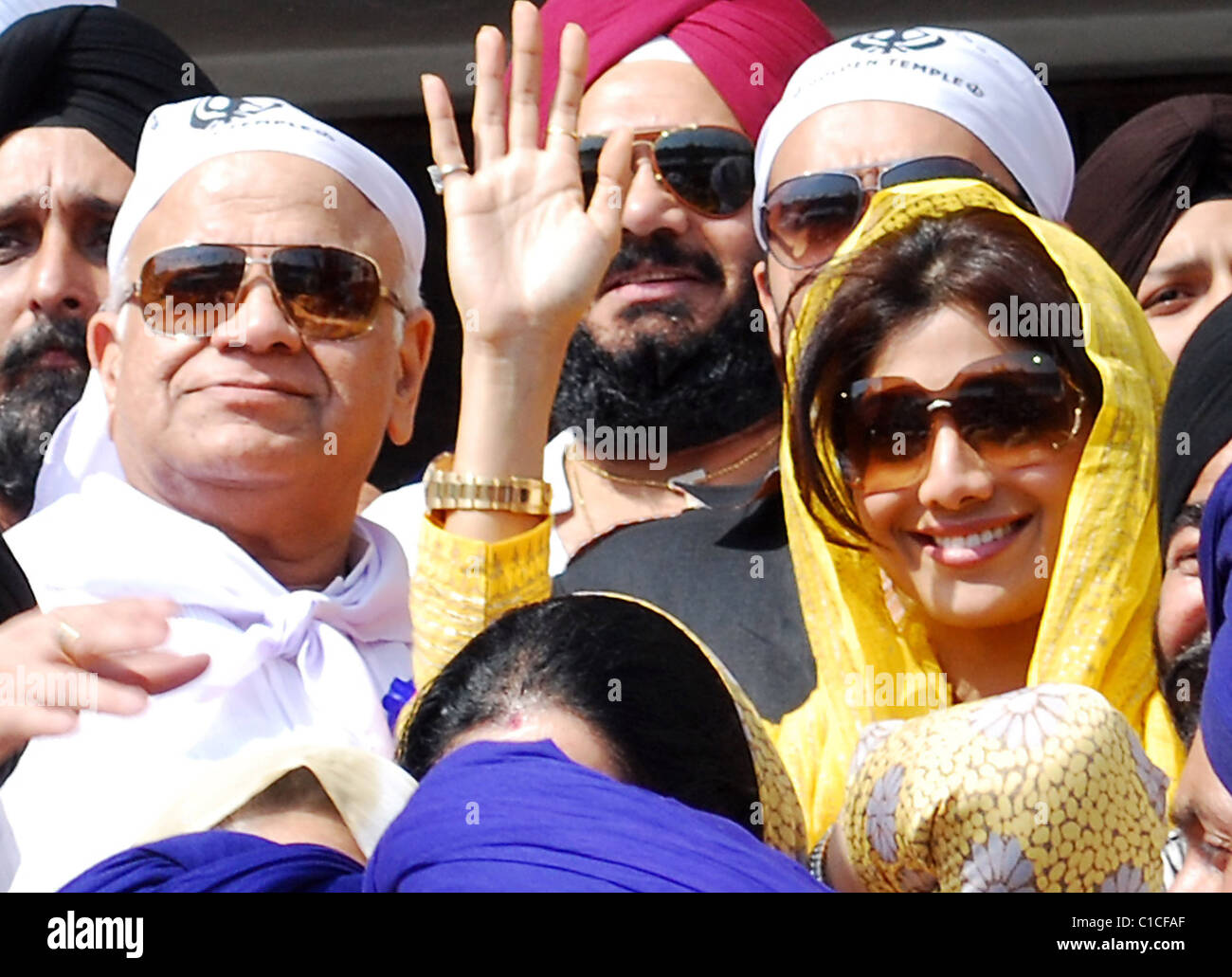L'attrice di Bollywood Shilpa Shetty onde per la folla durante un road show in Pathankot, si batte per il BJP Vinod candidato Foto Stock