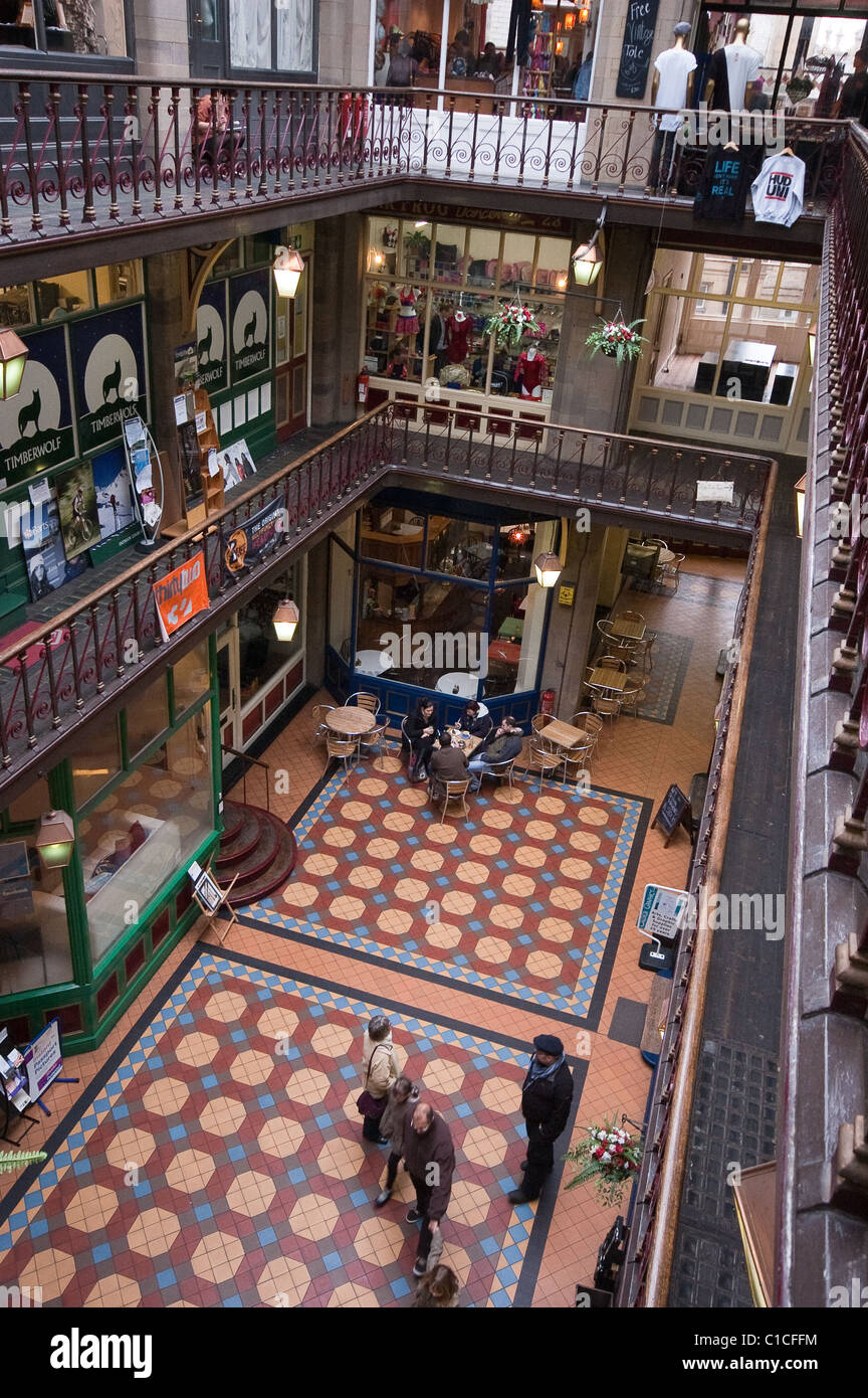 Negozi indipendenti in Byram Arcade shopping center Huddersfield Foto Stock