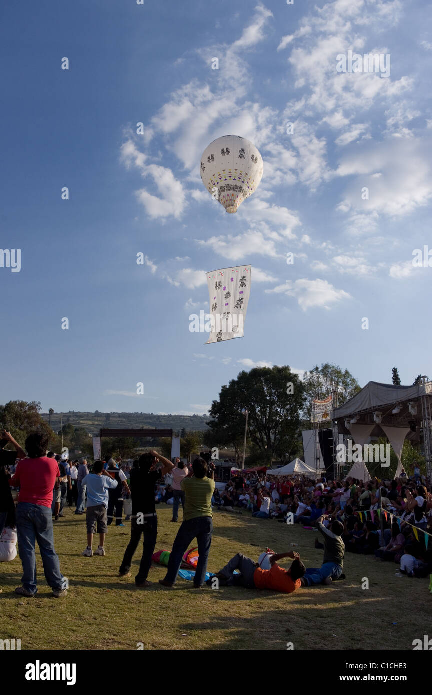 Globo de Cantolla (aria calda palloncino carta) con arte tribale in San Agustin Ohtenco, Messico Foto Stock