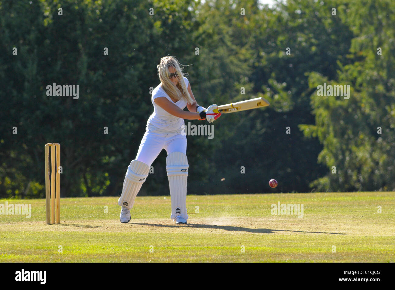 La donna nei primi anni venti a giocare a cricket per divertimento. Foto Stock