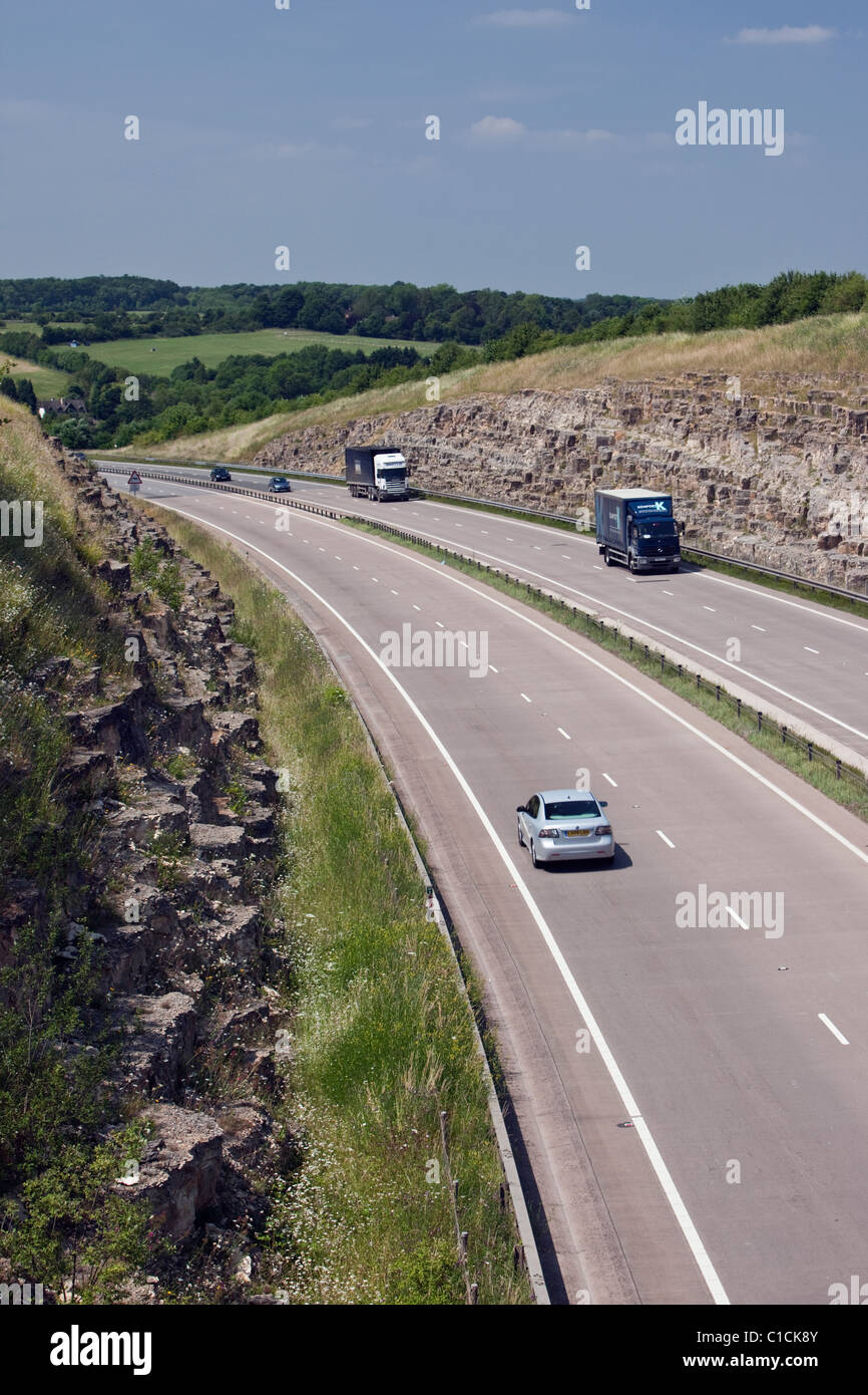 Il traffico sulla A417 a doppia carreggiata nord di Cirencester in Cotswolds. Foto Stock