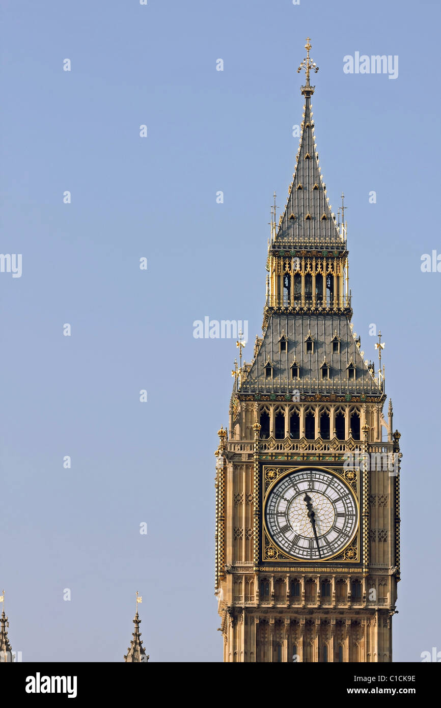 Una vista di una parte del Big Ben in una giornata di sole Foto Stock