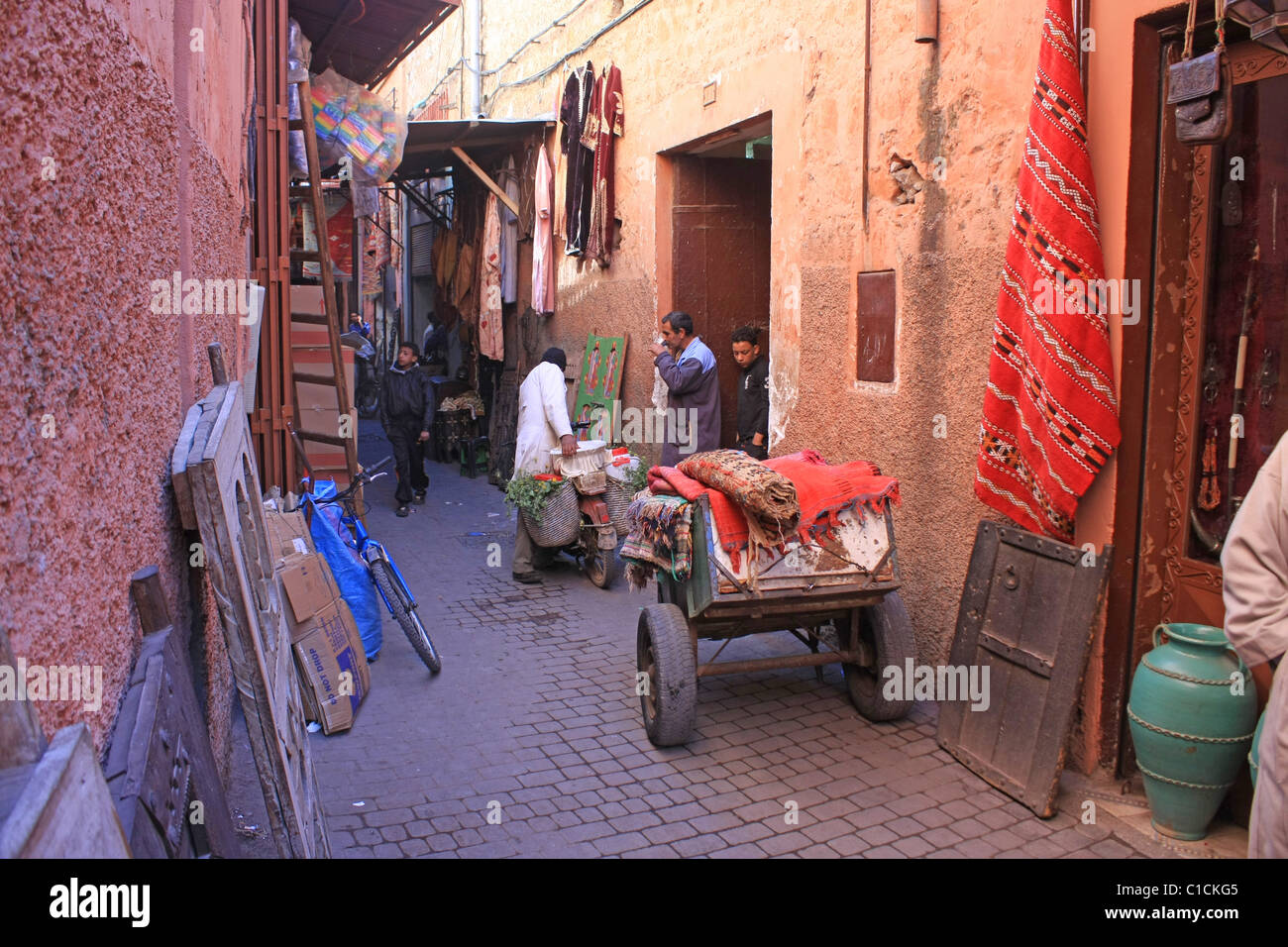 Un vicolo nel souk di Marrakech Foto Stock