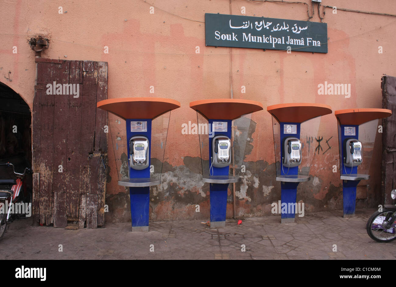 Telefoni nella piazza principale di Marrakesh Foto Stock