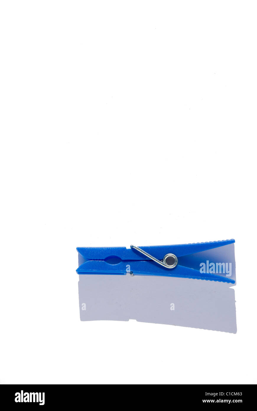 Blu vestiti pin su sfondo bianco Foto Stock