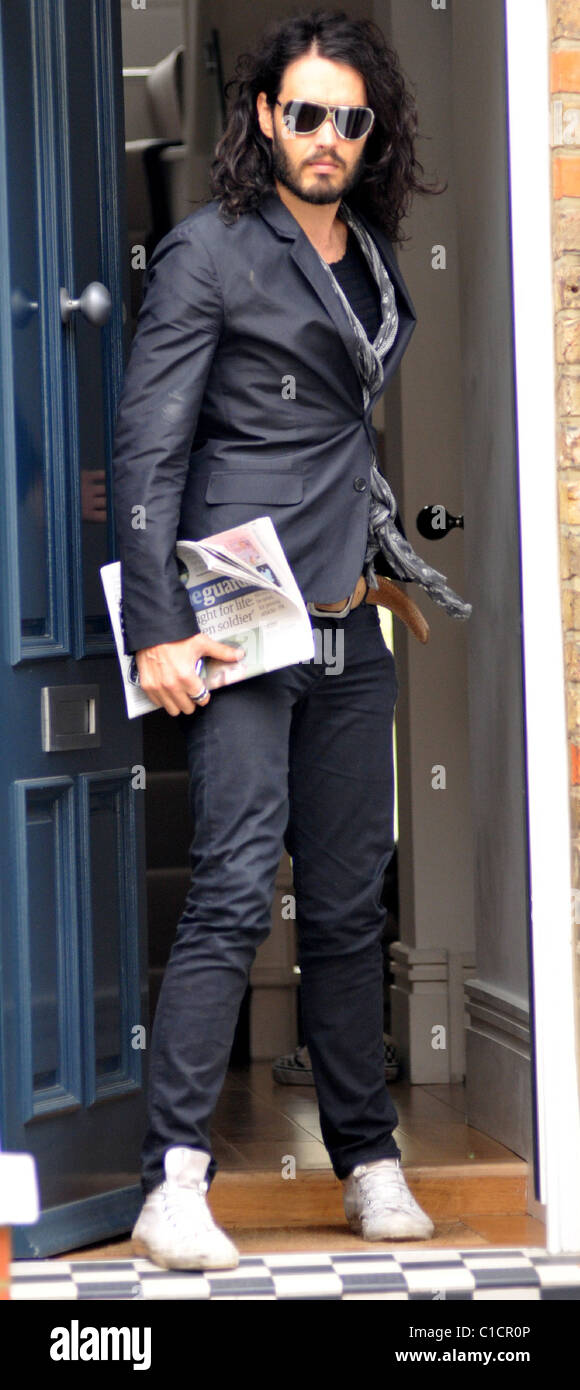 Russell Brand di lasciare la sua casa questa mattina che trasportano una copia di oggi del Guardian broadsheet giornale di Londra - Inghilterra - 14.04.09 Foto Stock