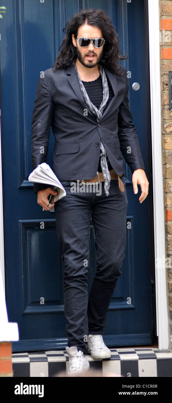 Russell Brand di lasciare la sua casa questa mattina che trasportano una copia di oggi del Guardian broadsheet giornale di Londra - Inghilterra - 14.04.09 Foto Stock