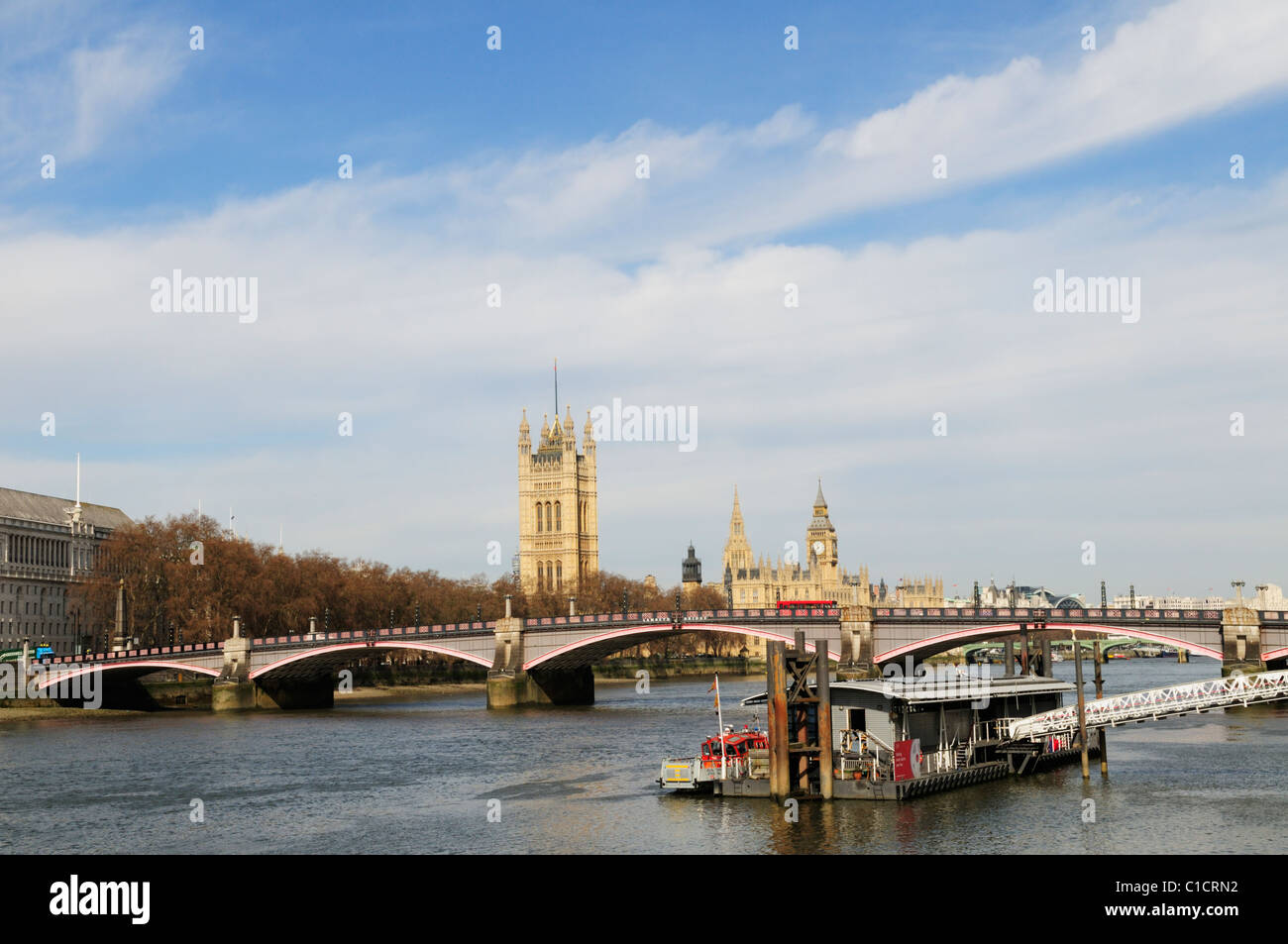 Lambeth Bridge di Londra con i Vigili del Fuoco del molo, London, England, Regno Unito Foto Stock