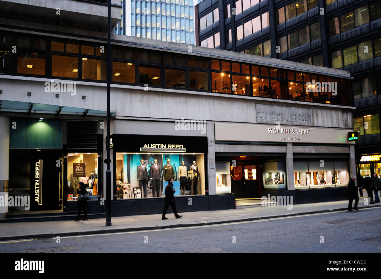 Scena di strada in Fenchurch Street, con Austin Reed sarti e Mappin e Webb gioiellerie, London, England, Regno Unito Foto Stock